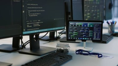 Sunucu odasındaki bilgisayarlar ve tabletler afet kurtarma planlarının geliştirilmesi için kullanılıyor ve en az dinlenme süresi sağlanıyor. Performansı izlemek için kullanılan veri merkezi elektronik ekipmanı