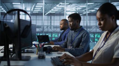 Afro-Amerikan veri merkezi teknisyenleri yapay zeka öngörüsü bakım sistemleri uyguluyorlar. Sunucu merkezindeki kadın donanım arızalarını tespit etmek için yapay zeka kullanıyor. Kamera A.