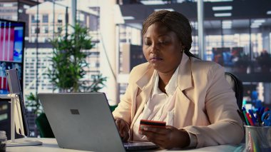 Afrikalı Amerikan CEO 'su internet sayfasına kredi kartı numaralarını giriyor, ofis çalışma alanında online alışveriş yapıyor. Başarı öyküsü olan bir yönetmen elektronik alım yapıyor, iş başarısı. Kamera B.
