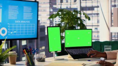 Cihazlardaki kopyalama alanını inceleyen kadın yürütme subayı şirket büyümesi ve hedefler için bir proje geliştiriyor. Kararlı bir kadın yönetmen. Kamera A.