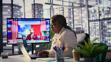 Kararlı siyah yönetmen, güç ve hırs ile hareket eder, iş hedeflerine ulaşır ve şirket performansını dinamik bir ofis ortamında arttırır. Liderlik başarı hikayesi. Kamera B.