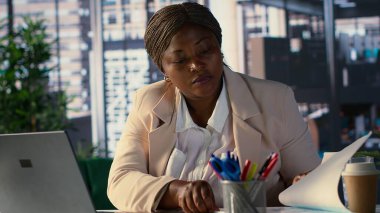 Hırslı kadın girişimci stratejik planlamaya odaklanıyor, şirket için net bir vizyon ve hedefler belirliyor ve sürdürülebilir bir büyüme elde etmek için kaynakları hizalıyor. Kararlılık. Kamera A.