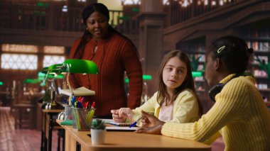 Öğretmenlere sınıf ödevi için danışmanlık, akademik eğitim ve müfredatta yardımcı olmak için destek sağlama konusunda yardımcı olmak. Hoca özel ders veriyor. Kamera B.