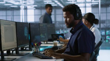 Sunucu odasındaki yapay zeka sistemi yöneticisi müzik dinliyor, felaket iyileştirme planları geliştiriyor ve en az dinlenme süresini sağlıyor. Veri Merkezi İzleme Performansı Nöral Ağ Uzmanı, Kamera A