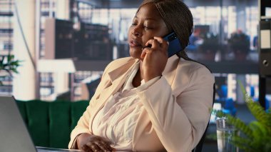 Profesyonel CEO iş stratejisi ve müşteri hedeflerini konuşmak için telefon görüşmesi yapıyor. Müzakereler, girişim içinde karar verme ve mali planlamayı ön plana çıkarıyor. Kamera A.