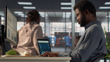 Karar vermek için bilgi ve performans ölçümleri üzerinde çalışan analist, proje hedeflerine odaklandı. Yönetici asistanı iş görevlerini yönetir ve verileri gözden geçirir, uzmanlık gösterir. Kamera A.