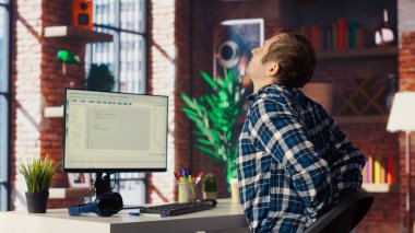 Bilgisayar kodlamada yazılım geliştiricisi, masada çok oturduktan sonra eklemleri esnetiyor. Merkez ofisteki bilişim uzmanı yanlış poziyondan dolayı acı çektikten sonra kas egzersizi yapıyor, kamera B