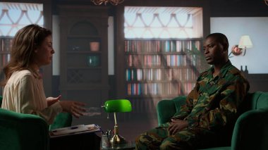 Savaş anılarını paylaşan Afro-Amerikan askeri asker danışmanlık oturumunda travma sonrası stres bozukluğu ve savaş sonrası bunalımını tedavi etmeye çalışıyordu. Eski asker travmatik sahnelerden sonra depresyonla uğraşır. Kamera A.