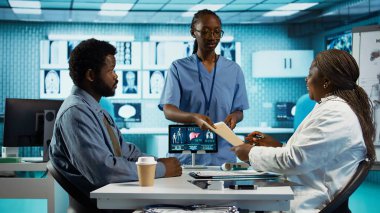 Radyoloji taramaları ve raporları kullanan bir kadın doktor, teşhis ve tedaviye odaklanırken hastalara tavsiye veriyor. Tıbbi uzman danışmanı olan Afrikalı Amerikalı doktor sıradan bir adam. Kamera B.