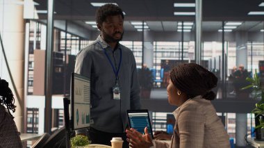 İş ortakları ekibi finansal büyüme, kaynak tahsisi ve performans ölçümlerinin değerlendirilmesi üzerine bir proje üzerinde görüştü. Siyah personel hedeflerine etkili bir şekilde ulaşır. Kamera A.