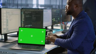 Veri merkezi teknisyeni krom anahtar dizüstü bilgisayar kullanarak şirketin ağ altyapısını koruyor. Sunucu merkezi çalışanı izole ekran defteri ve kamera A ile optimal sistem performansı sağlıyor