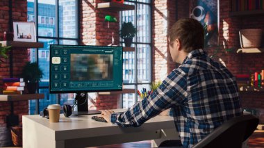 Evde Yapay Zeka programıyla iş bitiren kişi metni videoya çeviriyor. Bilgisayar kullanarak video yapay zeka üretken modelleri kullanan adam, kamera A