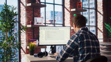 Bilgisayar kodlamasında yazılım geliştirici, yazılım yaratma, algoritma uygulama. Kod düzenleyicisi, bina uygulamaları, optimize performans, kamera A ile çalışan bilişim uzmanı.