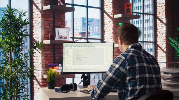 Bilgisayar kodlamasında yazılım geliştirici, yazılım yaratma, algoritma uygulama. Kod düzenleyicisi, bina uygulamaları, optimize performans, kamera A ile çalışan bilişim uzmanı.