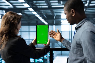 Sunucu çiftliğinde çalışan mühendislerden oluşan bir ekip verileri analiz etmek için krom anahtar tableti kullanıyor. İzole ekran aygıtı kullanarak veri merkezinde birlikte çalışan çalışanlar, sistem bütünlüğü ve güvenliğini sağlarlar