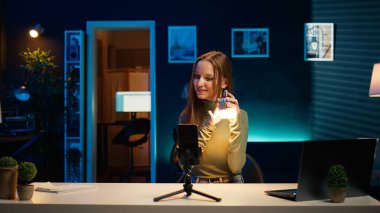 Z jenerasyonundaki kız dairede cep telefonuyla mini RGB ışıklarını inceliyor. Genç şovmen cep telefonuyla çekilen elektronik çekimleri üç ayaklı, LED ışıklandırma cihazı, kamera B ile sunar.