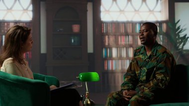 Afro-amerikan askeri travma tedavisi için terapi seansında sıkıntılı görünüyor, içini dökmeye ve acısını paylaşmaya çalışıyor. Travma sonrası stres bozukluğu desteği ve savaşçı için akıl sağlığı tedavisi. Kamera B.