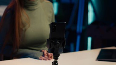 Çevrimiçi hayranları için film içeriklerini etkileyen cep telefonuna odaklanın, Z jenerasyonu konuları hakkında konuşun. İçerik oluşturucu, internet kanalı için video günlüğü, cep telefonu tripodlu, kamera A, kapat