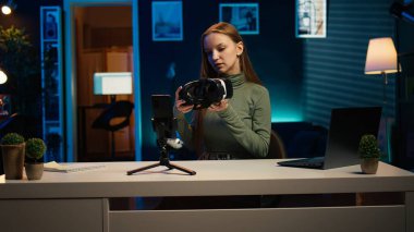 Gen Z teknoloji uzmanı içeriği filme alarak izleyicilerin satın alması için yeni piyasaya sürülen VR gözlük ürünlerini piyasaya sürdü. İzleyiciye sanal gerçeklik kulaklık ürünü sunan nüfuz edici, kamera B