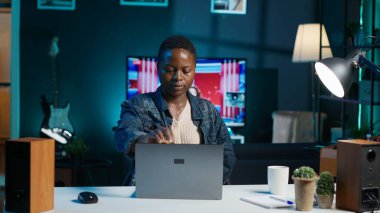 Daire ofisine gelen bir kadın, masa başında oturuyor, dizüstü bilgisayarını açıp görevlerini yapmaya başlıyor. Teleworker iş vardiyasına evde başlıyor, not defteri aygıtı hazırlıyor, çevrimiçi giriş yapıyor, kamera A