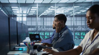 Veri Merkezi yazılım geliştiricisi donanım yapılandırması ve sorun giderme yoluyla şirket ağ altyapısını koruyor. Sunucu merkezindeki kadının en iyi sistem performansını sağlayan kamera A 'yı kapatın.