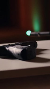 Atış menzilindeki dikey video tüfeği ve tabanca muharebede güvenliği ve dayanıklılığı arttırmak için tasarlanmış eğitimlerde kullanılacak. Yakın çekim. Pratikte kullanılacak askeri tabancalar, el kamerası.