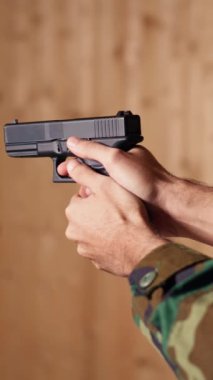 Dikey Videocu atış poligonunda eğlenme tecrübesinin tadını çıkarıyor, hedef tahtası olup olmadığını kontrol ediyor. Atış poligonu şirketinde silahlarla pratik yapan,