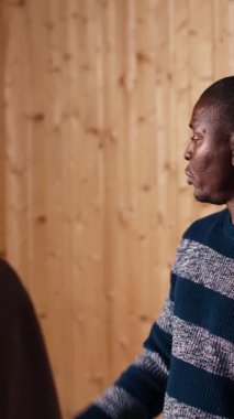 Dikey video çekim galerisi eğitmeni müşterilere hedef puanı sistemini açıklıyor. Afrika kökenli Amerikalı atış uzmanları müşterilere hedef sistemi öğretiyor, endüstriyi tartışıyorlar.
