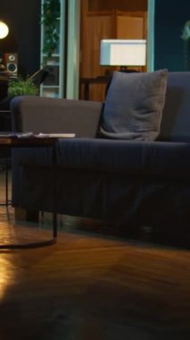 Dikey Video Tarzı boş bir apartman dairesi. Oturma odasında rahat bir kanepesi ve akıllı bir televizyonu var. Dekorasyonlu ve neon ışıklı modern bir yer. Kahve masası ve ev sineması olan bir stüdyo.