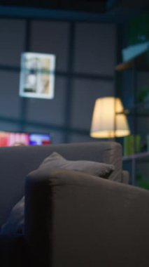 Modern dekorasyonları ve neon ışıkları olan Dikey Video Çağdaş Stüdyosu akıllı bir televizyon ve rahat bir yaşam alanı yaratıyor. Moda mobilyaları olan boş bir daire..