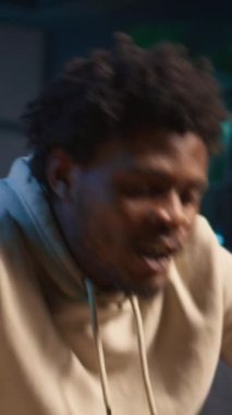 Vertical Video Newly 'nin işe aldığı adam uzak video bağlantısı üzerine eğitime başlıyor, antrenör meslektaşıyla çevrimiçi görüşüyor ve günlük işleri nasıl çözeceğini öğreniyor. Erkek işçi yeni eleman konusunda gergin.