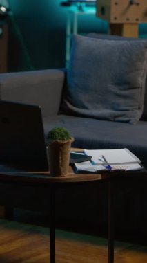 Dikey Video Modern apartman dairesi rahat köşeli ve modaya uygun mobilyaları, elektronik aletlerle dekore edilmiş rahat bir yeri ve kahve masası var. Minimalist dekorlu boş bir stüdyo odası, soğuk bir yaşam tarzı.