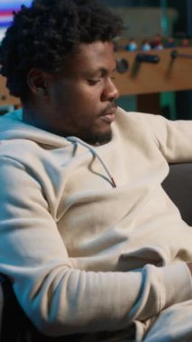 Dikey Video Pozitif Afro-Amerikan erkeği, lüks bir çatı katında dizüstü bilgisayarda birden fazla iş yapıyor, serbest çalışmalarını ve uzak sorumluluklarını yönetirken internete tamamen bağlı. Ağ taranıyor