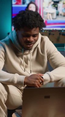 İnternet üzerinden yapılan bir iş görüşmesinde dikey video Afrikalı Amerikalı başvuru yapmış ve iş başvurusunda bulunup iş bulma platformunda işe başvurmuş. İşe alınmak isteyen hırslı biri, iş teklifi.