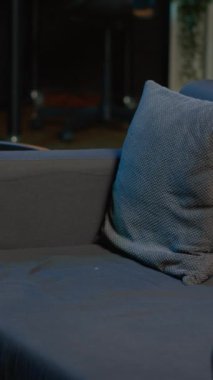 Modern iç mekan bitkileri ve neon ışıkları olan Dikey Video Çağdaş apartman dairesi akıllı bir televizyon ve rahat bir oturma odası yaratıyor. Moda mobilyalı boş stüdyo dairesi.