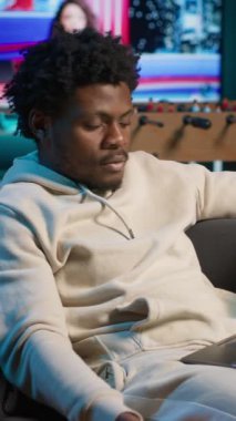 Dikey Video Genç siyahi kişi, evindeki program ve planlama faaliyetlerini denetliyor, online araçlarla zaman yönetimi üzerinde çalışıyor. Yetişkin bir erkek bilgisayarda takvim kullanıyor ve planlayıcıyı kontrol ediyor