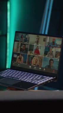 Dikey Video Güvenilir Erkek Konuşmacı, bir video konferans toplantısında meslektaşlarını selamlıyor, rahat bir çatı katında çevrimiçi uzaktan iletişimin faydalarından faydalanıyor. Genç siyahi yetişkin sanal tartışma sunuyor