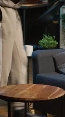 Dikey Video Afrikalı Amerikalı erkek serbest yazar. Çatı katındaki yaratıcı projelerini yönetiyor. Konseri için yeni bir roman ya da senaryo üzerinde çalışıyor. Yazma ve düzenleme üzerine odaklanan adam yaratma, tele çalışma