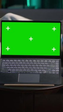 Dikey Video Afrikalı Amerikalı serbest yazar bilgisayarında müzik eşliğinde kanepede uzanıyor, evdeki esnek çalışma programından memnun. Genç yetişkin, tabletini kanepede dinlenirken kullanıyor.