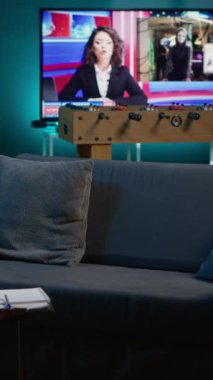 Dikey Video Boş çağdaş apartman trendli neon ışıkları ve büyük akıllı televizyonu olan, genç bir adam için rahat bir modern kurgu. Minimalist tavan arası, serin bir tarz için iç mekan bitkileriyle dekore edilmiş..