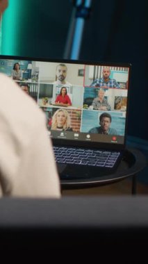 Dikey Gülümseyen Siyah Adam video konferansı yoluyla sanal aile toplantısına ev sahipliği yapıyor, akrabalarla görüşüyor ve son haberleri paylaşıyor. Sevdikleriyle sohbet etmek için web bağlantısı kullanıyor