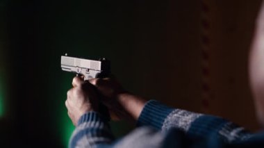 Silah galerisi müşterisini silahla vurmak kağıt hedefleri vurmak için cephane kullanır. Profesyonel atış poligonu kurşunlama tesisinde yakın çekim yapmak, boğa avlamak, silah kullanmaktan zevk almak, kamera B