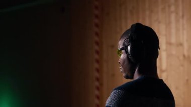 Atış poligonunda bir adam satın almadan önce yeni bir silah modeli deniyor. Afrika kökenli Amerikalı atış poligonunda yeni bir silahı güvenli bir şekilde kullanmayı öğreniyor.