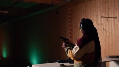 Atış poligonunda neşeli bir kadın satın almadan önce yeni bir silah modeli deniyor. Atış menzilinde mutlu bir insan savunma eğitimi sırasında yeni bir silahın nasıl kullanılacağını öğreniyor. Kamera A: