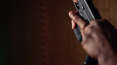 Atış poligonu tesisinde eğlencenin tadını çıkaran tabanca tutan adam, yaklaş. Atış poligonu şirketinde tabancayla pratik yapan kişi, kamera A