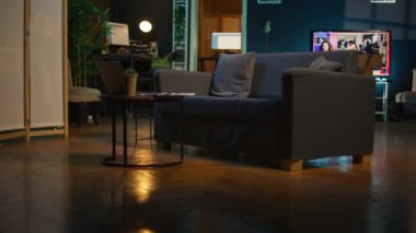 Rahat bir kanepesi ve oturma odasında akıllı televizyonu olan lüks bir apartman dairesi dekorasyonlu ve neon ışıklı modern bir yer. Kahve masası ve ev sinema sistemi olan bir stüdyo..