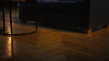 Neon ışıkları ve modaya uygun dekorasyonları olan modern lüks stüdyo daire, sehpası olan lüks bir yaşam alanı ve ev sineması için akıllı bir televizyon. Çağdaş oda.