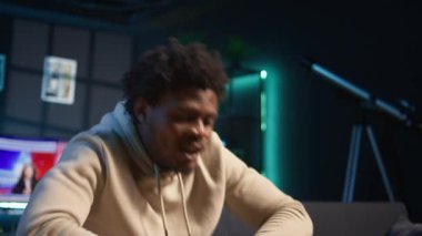 Yeni işe alınan adam uzak video bağlantısı üzerine eğitime başlıyor, antrenör meslektaşıyla çevrimiçi görüşüyor ve günlük işleri nasıl çözeceğini öğreniyor. Erkek işçi yeni iş konusunda gergin. Kamera B.