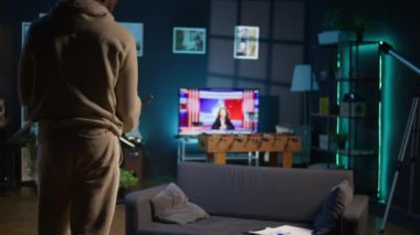 Teknoloji meraklısı kullanıcı yeni bir yazılımı test etmek, yeni dijital araçları kullanmak ve çevrimiçi işleri yönetmek için kişisel dizüstü bilgisayarı üzerinde çalışıyor. Konforlu evinden birbirine bağlı ve üretken bir yaşam tarzı. Kamera B.