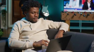 Sıradan bir insan evdeki bilgisayarını açıp kanepesindeki günlük işleri çözer ve internetten bağımsız işler yapar. Genç siyahi bir adam internette geziniyor. Çatı katında aynı anda birden fazla iş yapıyor. Teknolojiden anlıyor. Kamera A.